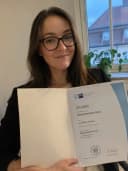 Lena, hat die IHK-Sachkundeprüfung bestanden