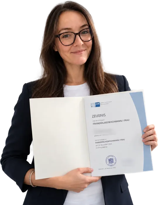 Lena mit ihrem IHK-Zeugnis